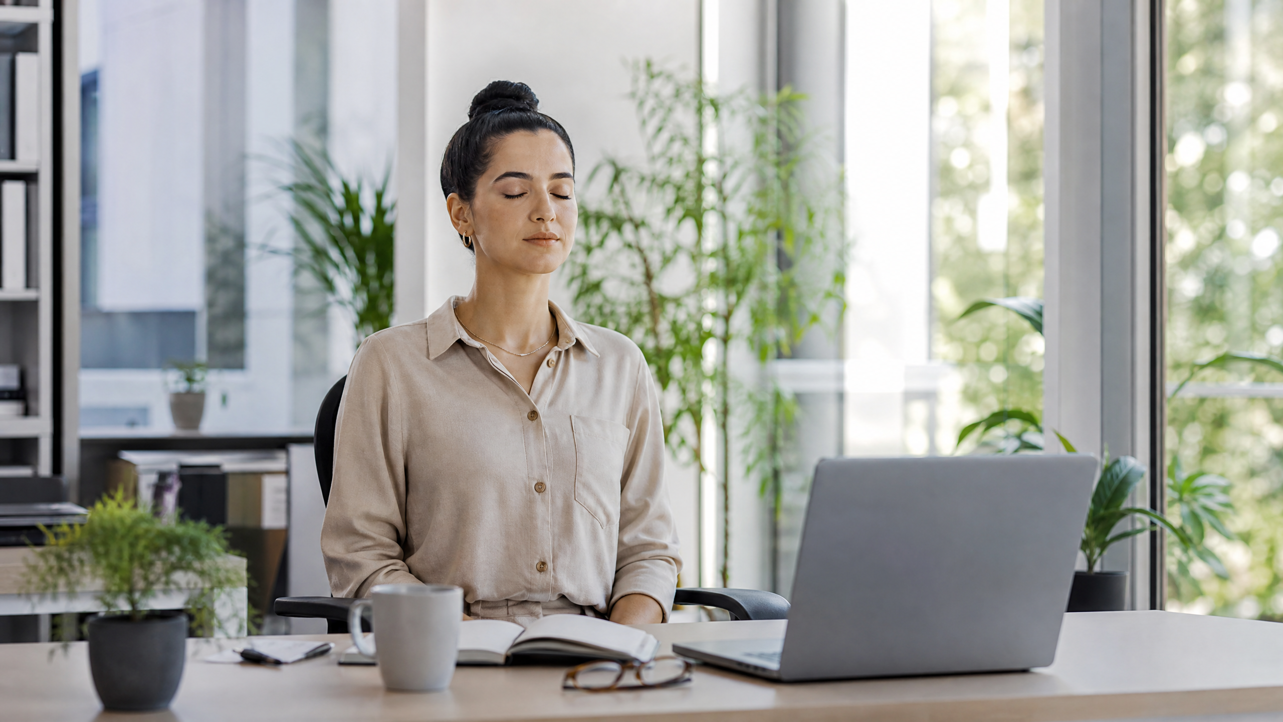 Pessoa a praticar mindfulness no escritório